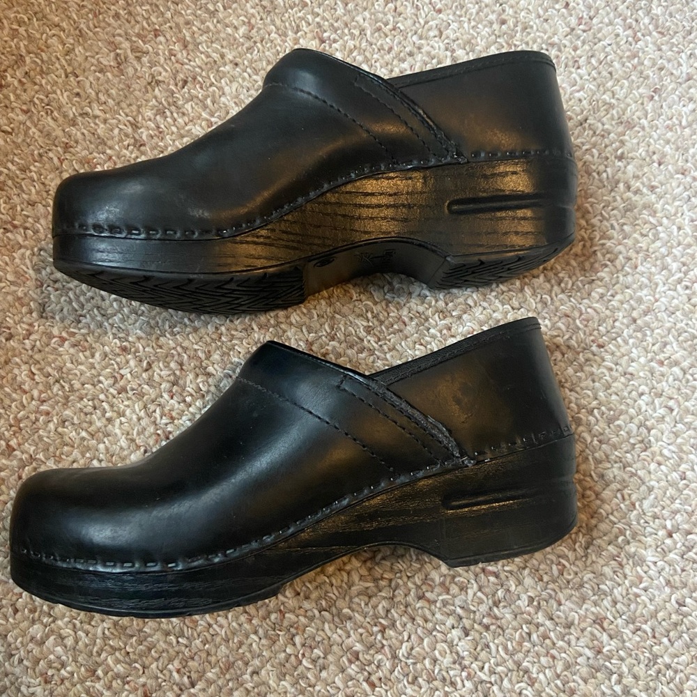 Classic black Danscos, EUC